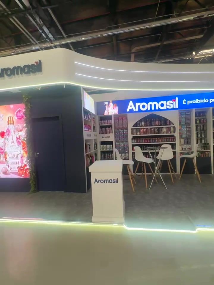Estande Aromasil com testeira curva iluminada e painéis de LED