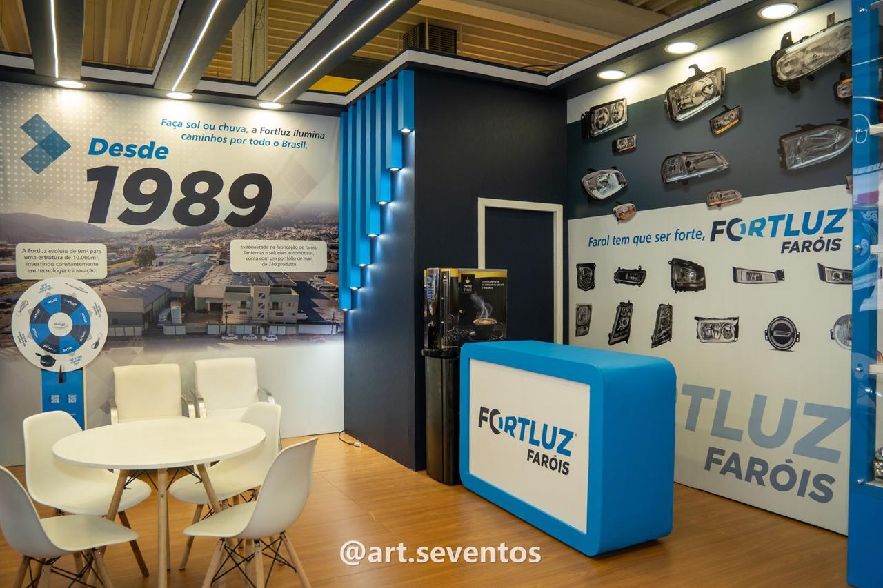 Estande Fortluz com ripado iluminado em LED azul e balcão da marca